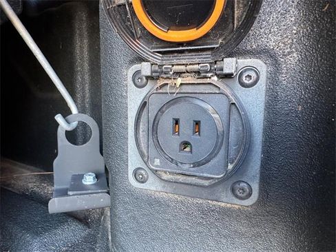 Used 2022 GMC Sierra 2500 SLT w/ SLT Preferred Package image 11