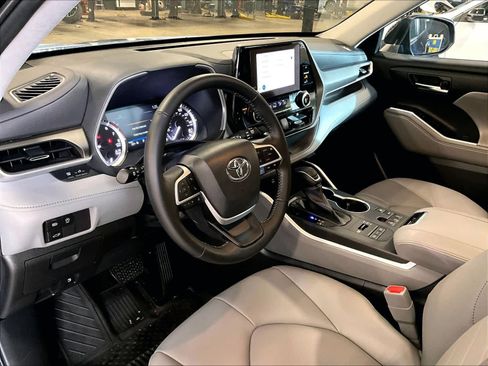 Used 2023 Toyota Highlander XLE image 8