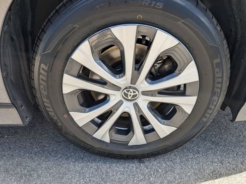 Used 2022 Toyota Prius Prime XLE FWD image 11