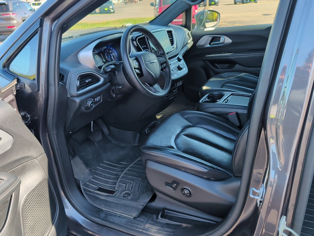 Used 2022 Chrysler Pacifica Touring-L w/ Uconnect Theater Family Group AWD/4WD image 32