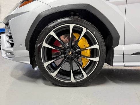 Used 2022 Lamborghini Urus AWD/4WD image 36