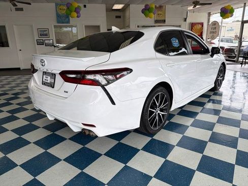 Used 2021 Toyota Camry SE FWD image 3