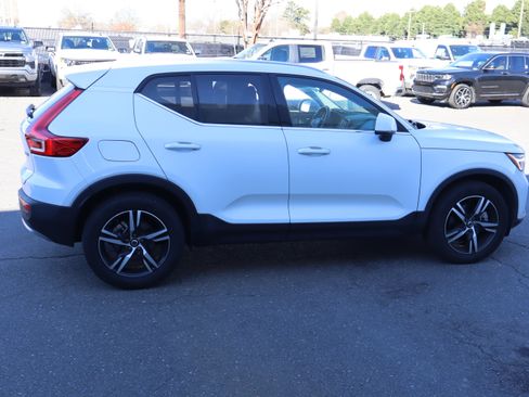 Used 2025 Volvo XC40 B5 Core image 11