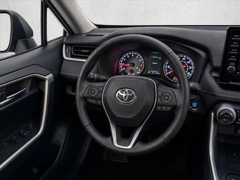 Used 2019 Toyota RAV4 XLE Premium FWD image 28