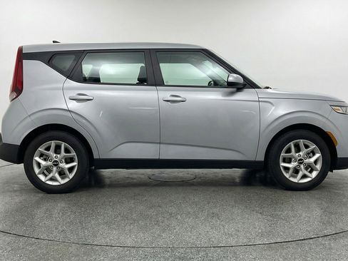 Used 2025 Kia Soul LX w/ LX Technology Package FWD image 11