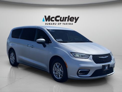 Used 2023 Chrysler Pacifica Touring-L FWD image 8