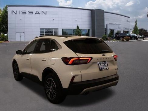 Used 2025 Ford Escape SE w/ PHEV Premium Package FWD image 4