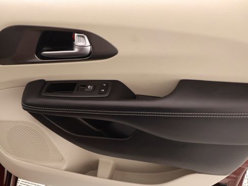 Used 2023 Chrysler Pacifica Touring-L image 16