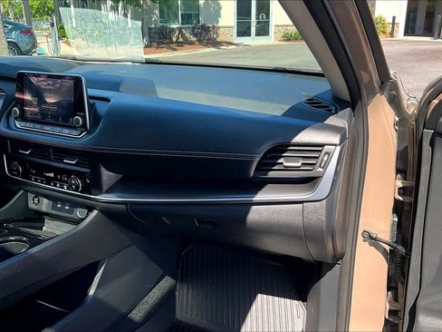 Used 2024 Nissan Rogue SV w/ SV Premium Package image 19