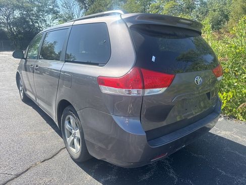 Used 2011 Toyota Sienna LE image 4