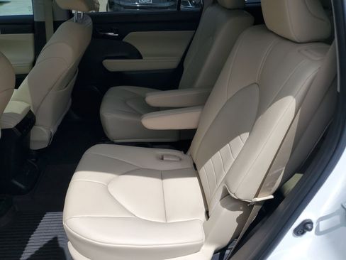 Used 2024 Toyota Highlander XLE FWD image 12