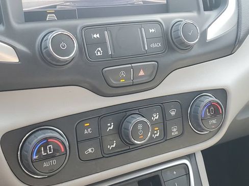 Used 2024 GMC Terrain SLT FWD image 28