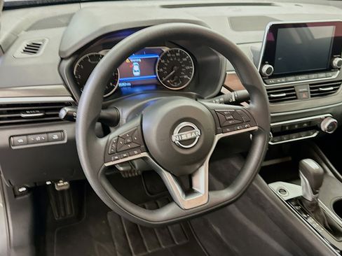 Used 2025 Nissan Altima 2.5 SV FWD image 18
