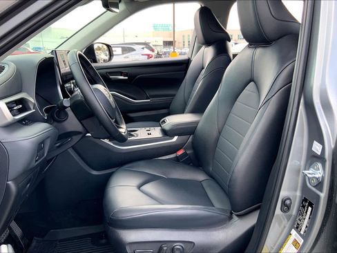 Certified 2025 Toyota Highlander XLE image 7