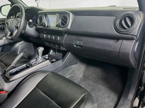 Used 2017 Toyota Tacoma TRD Off-Road w/ Tow Package (A/T) image 33