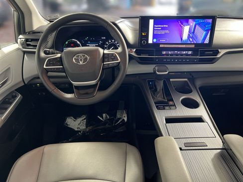 Used 2025 Toyota Sienna XLE AWD/4WD image 24