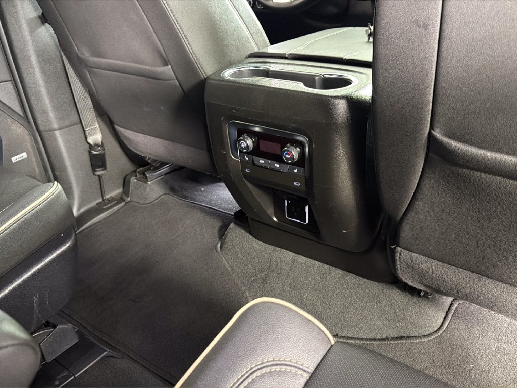 Used 2025 Chevrolet Suburban Premier RWD image 33