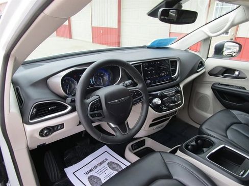 Used 2023 Chrysler Pacifica Touring-L FWD image 10