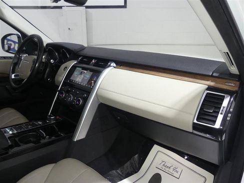 Used 2017 Land Rover Discovery HSE image 25