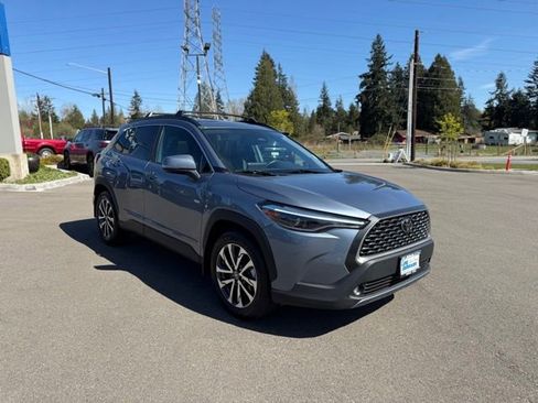 Used 2024 Toyota Corolla Cross XLE w/ Convenience Package image 3