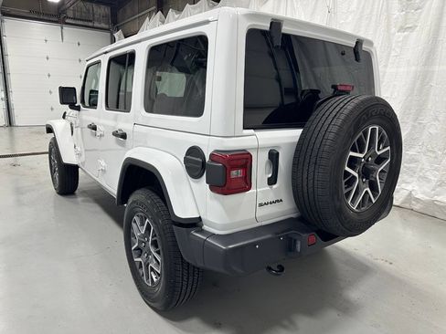 Used 2025 Jeep Wrangler Unlimited Sahara AWD/4WD image 5