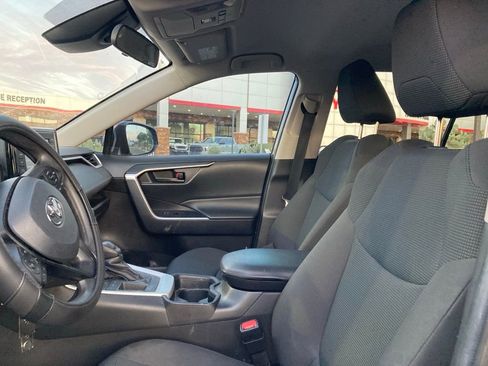 Used 2021 Toyota RAV4 LE image 9
