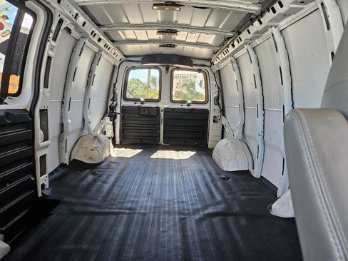 Used 2017 Chevrolet Express 3500 Extended image 15