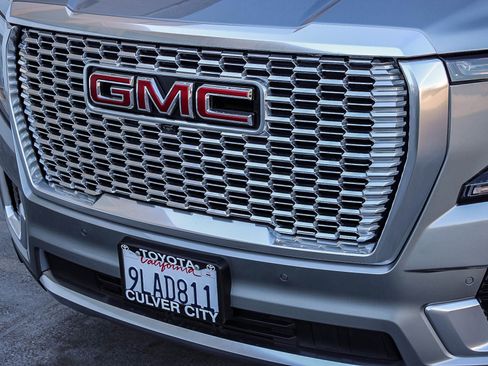 Used 2024 GMC Yukon Denali w/ Advanced Technology Package AWD/4WD image 6