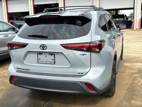 Used 2025 Toyota Highlander XLE AWD/4WD image 3