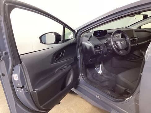 Used 2025 Toyota Prius LE FWD image 9