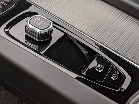 Certified 2024 Volvo XC60 T8 Ultimate w/ Climate Package image 20