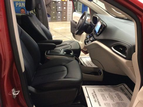 Used 2024 Chrysler Pacifica Touring-L image 35