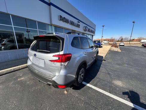 Used 2020 Subaru Forester Premium image 2
