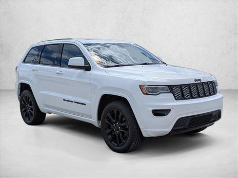 Used 2022 Jeep Grand Cherokee Laredo X AWD/4WD image 3