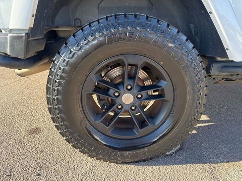 Used 2017 Jeep Wrangler Unlimited Sahara image 38