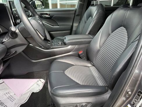 Used 2024 Toyota Highlander XSE AWD/4WD image 16