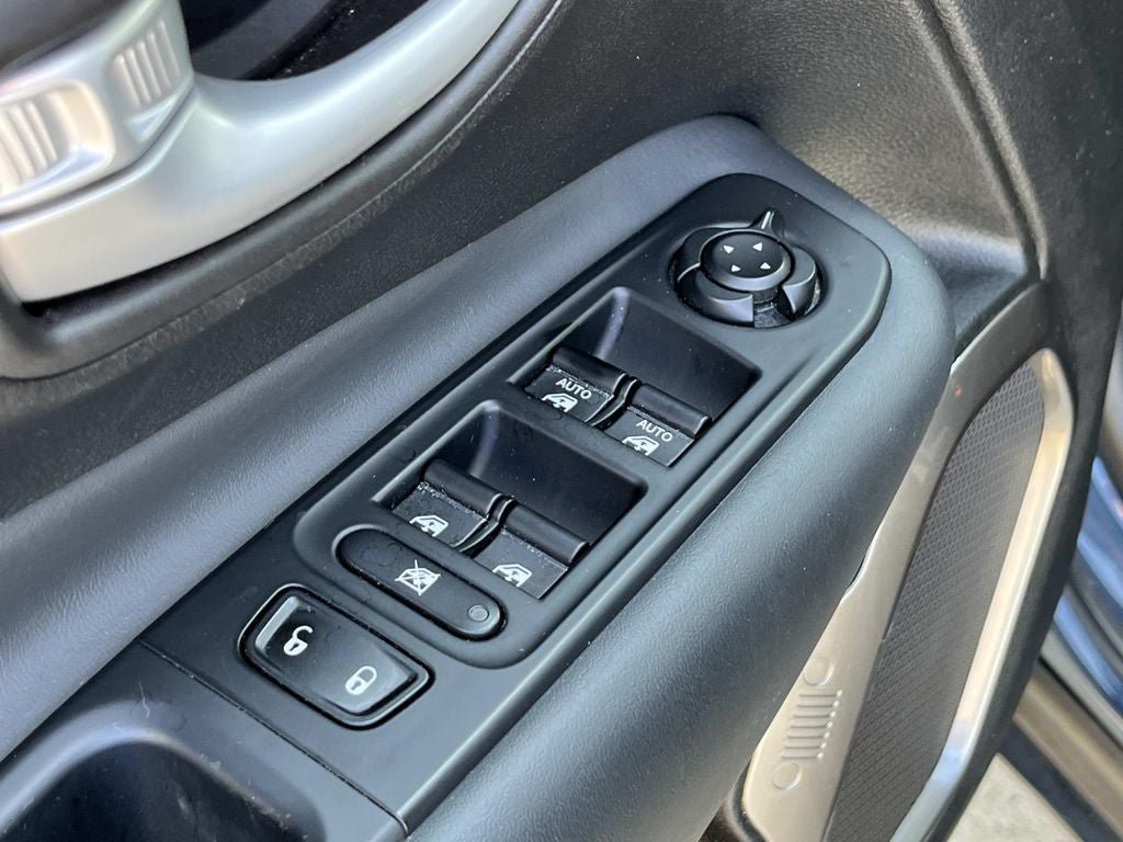 Used 2023 Jeep Renegade Latitude AWD/4WD image 28