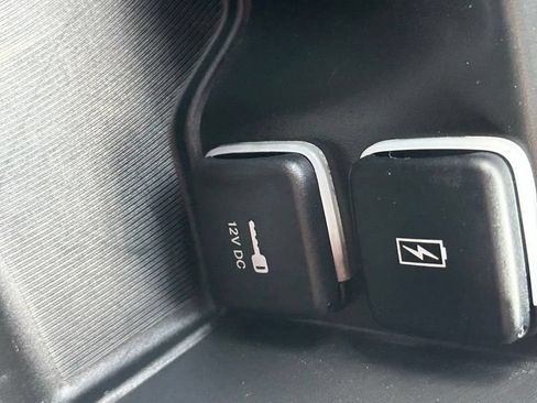 Used 2025 Chrysler Pacifica Limited FWD image 26