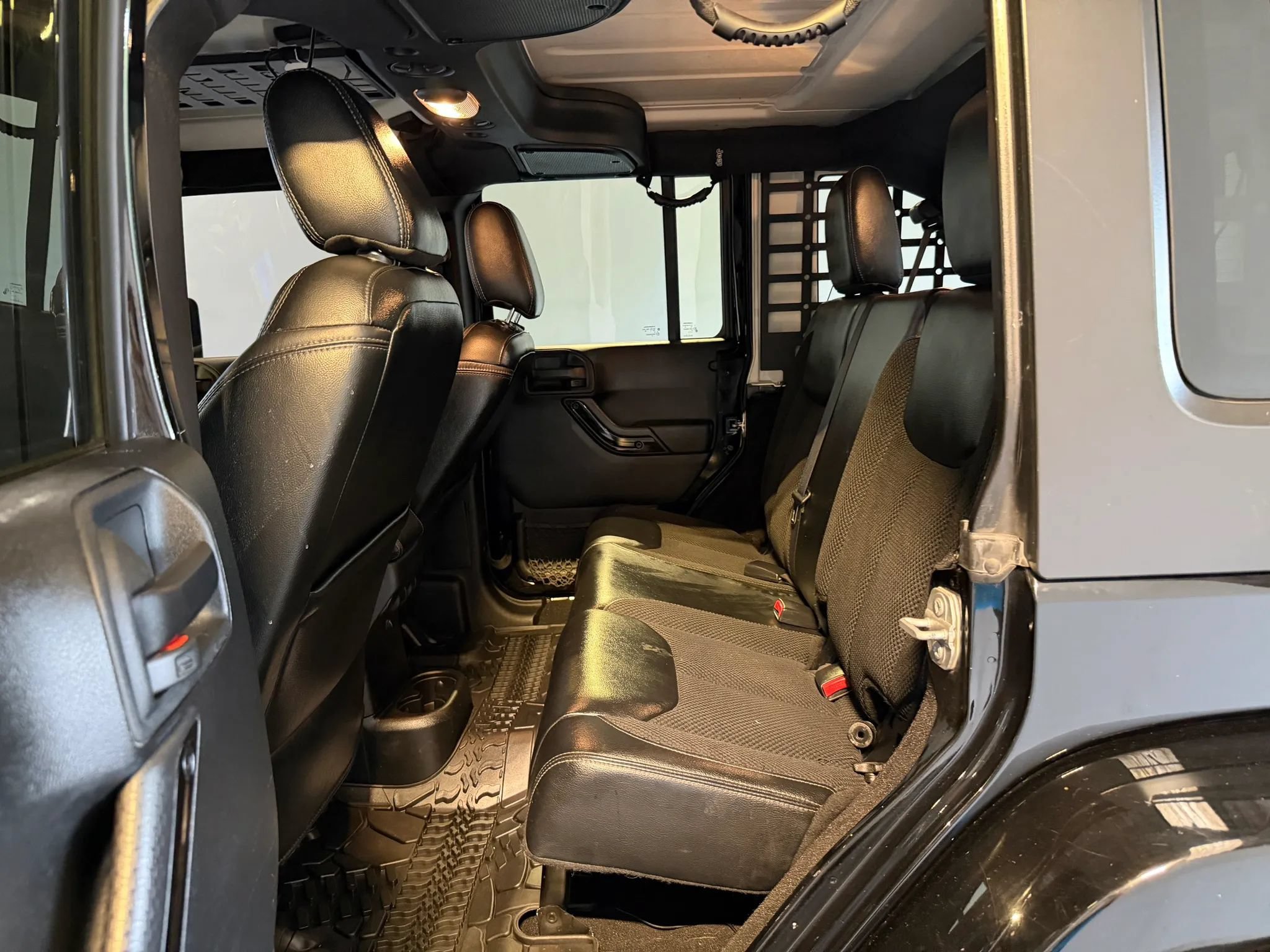 Used 2017 Jeep Wrangler Unlimited Sahara AWD/4WD image 33