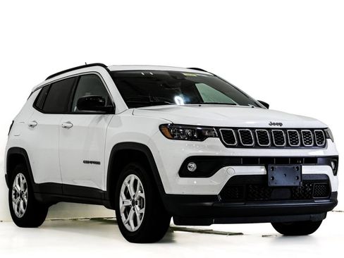 Used 2025 Jeep Compass Latitude w/ Sun & Sound Group AWD/4WD image 1