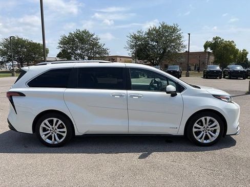 Used 2021 Toyota Sienna Platinum FWD image 12