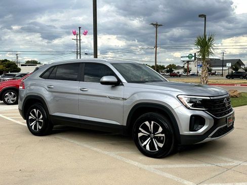 Used 2024 Volkswagen Atlas Cross Sport SE image 5