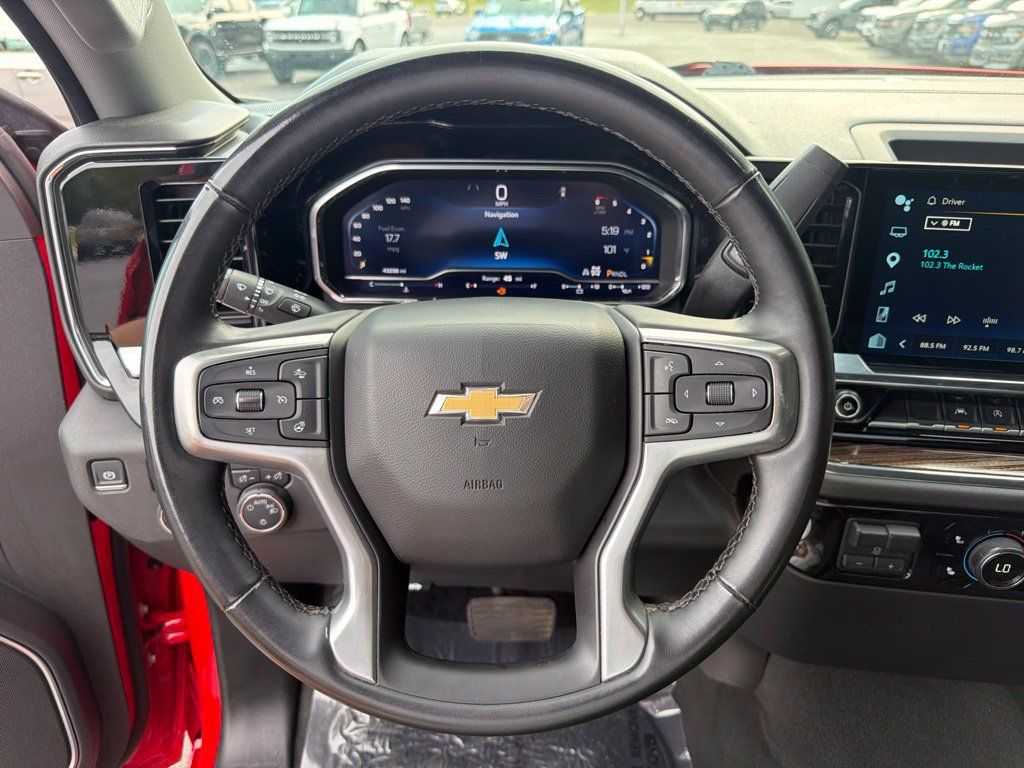 Used 2025 Chevrolet Silverado 1500 LT AWD/4WD image 18