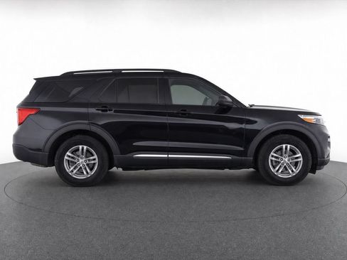 Used 2024 Ford Explorer XLT w/ Equipment Group 202A AWD/4WD image 9