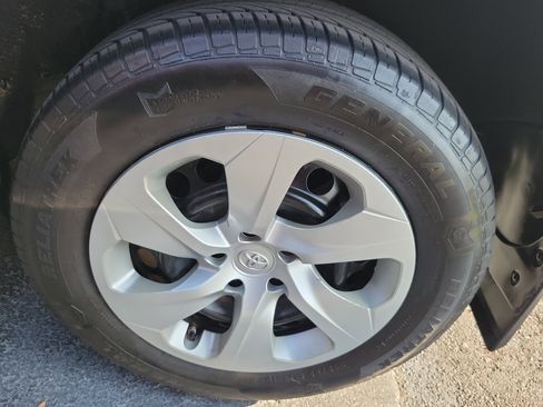 Used 2020 Toyota RAV4 LE FWD image 29