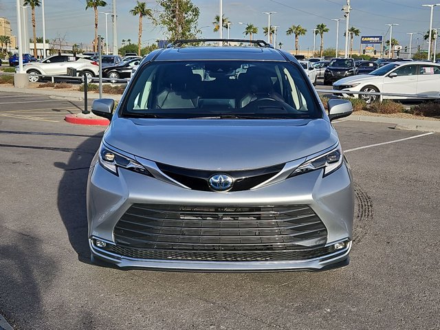 Used 2023 Toyota Sienna Platinum FWD image 2