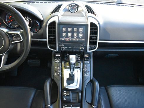 Used 2018 Porsche Cayenne Platinum Edition image 19