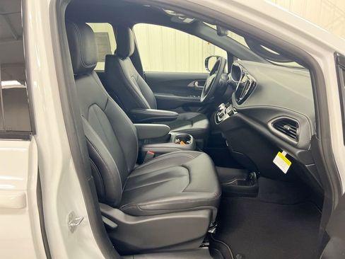 New 2026 Chrysler Pacifica Select image 21