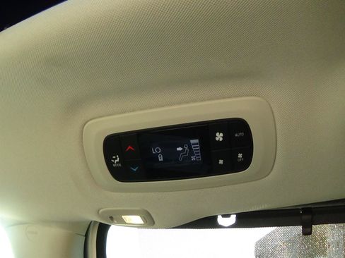 Used 2026 Chrysler Pacifica Limited FWD image 16