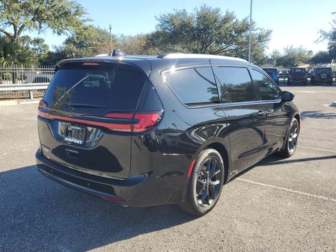 New 2026 Chrysler Pacifica Select w/ S Appearance Package image 4